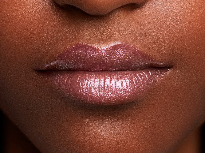 Aplicacion Detalle Del Producto Piel Oscura Labial 905 Bae Color Riche Shine